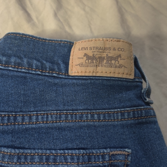 Levi's Capri Jeans - Picture 2 of 7